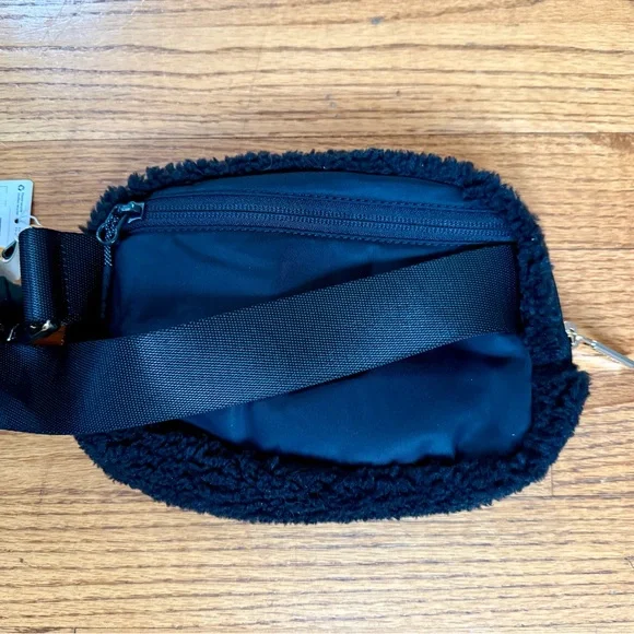 Lululemon Everywhere Belt Bag Plush Fleece Black - Picture 3 of 7